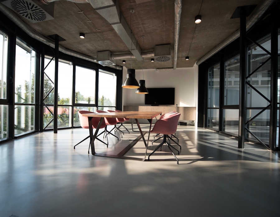 Plateau de bureaux contemporain, surfaces et circulations impeccablement entretenues